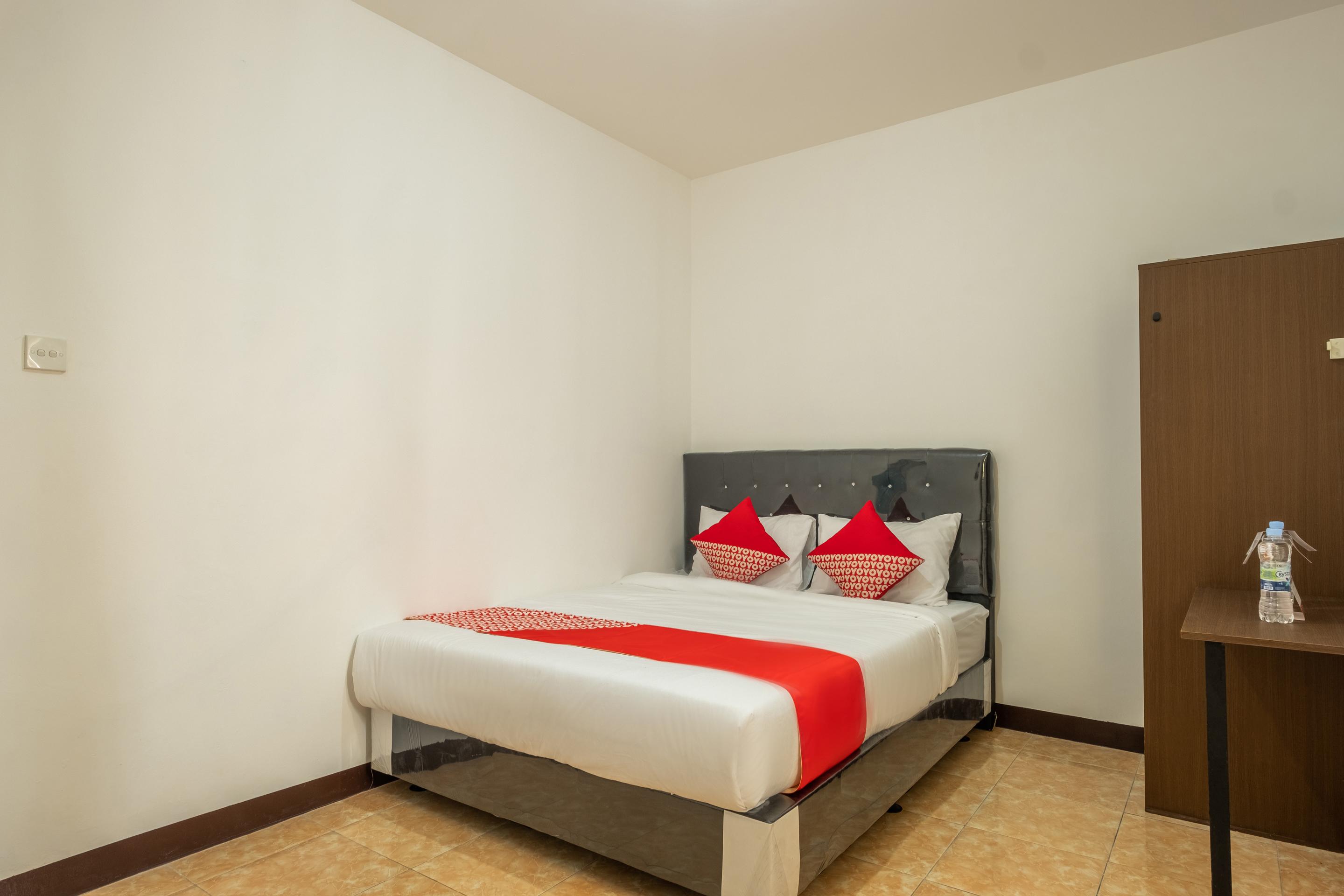 Oyo 1460 Anyelir Residence Cirebon Extérieur photo