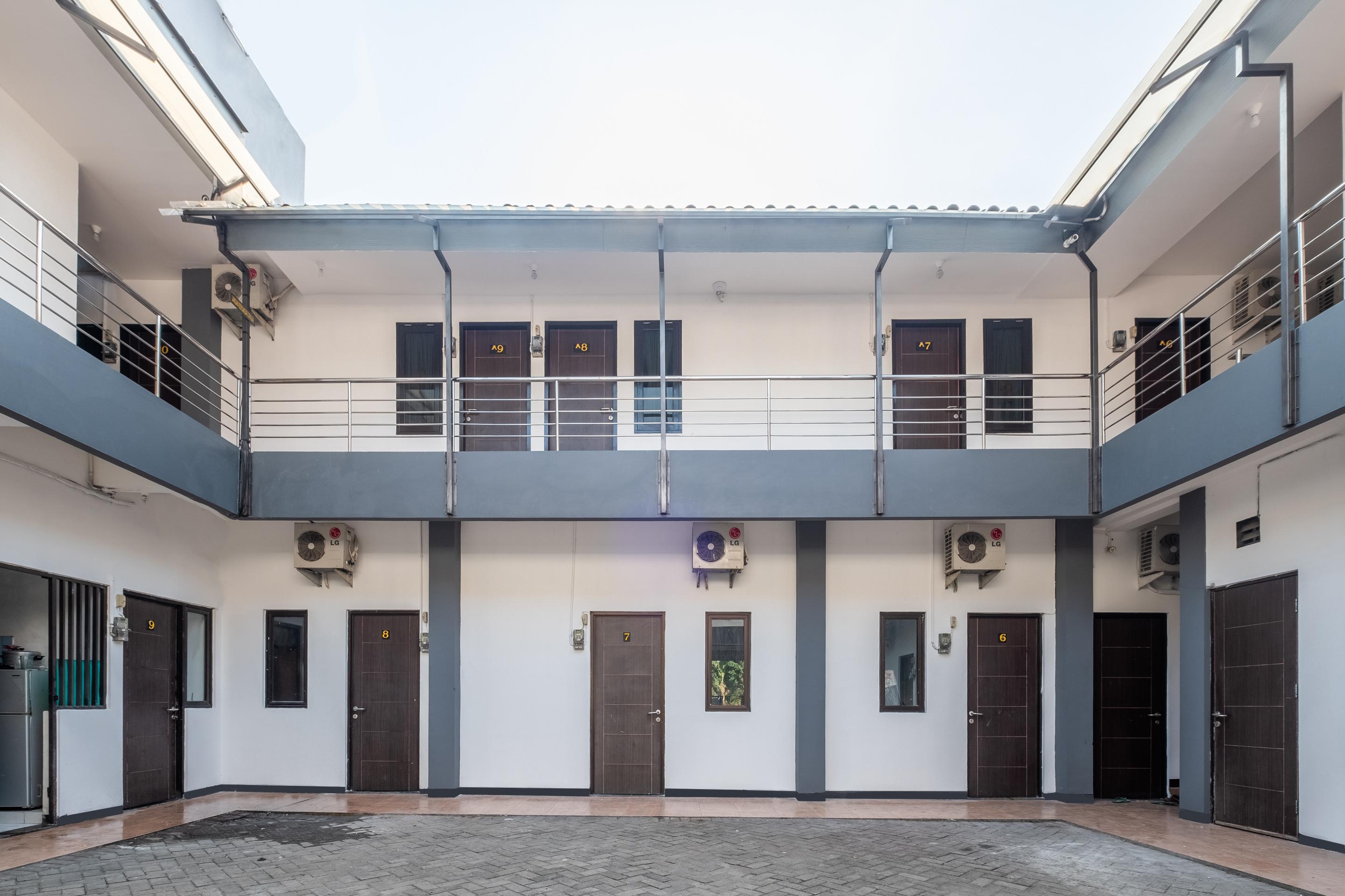Oyo 1460 Anyelir Residence Cirebon Extérieur photo