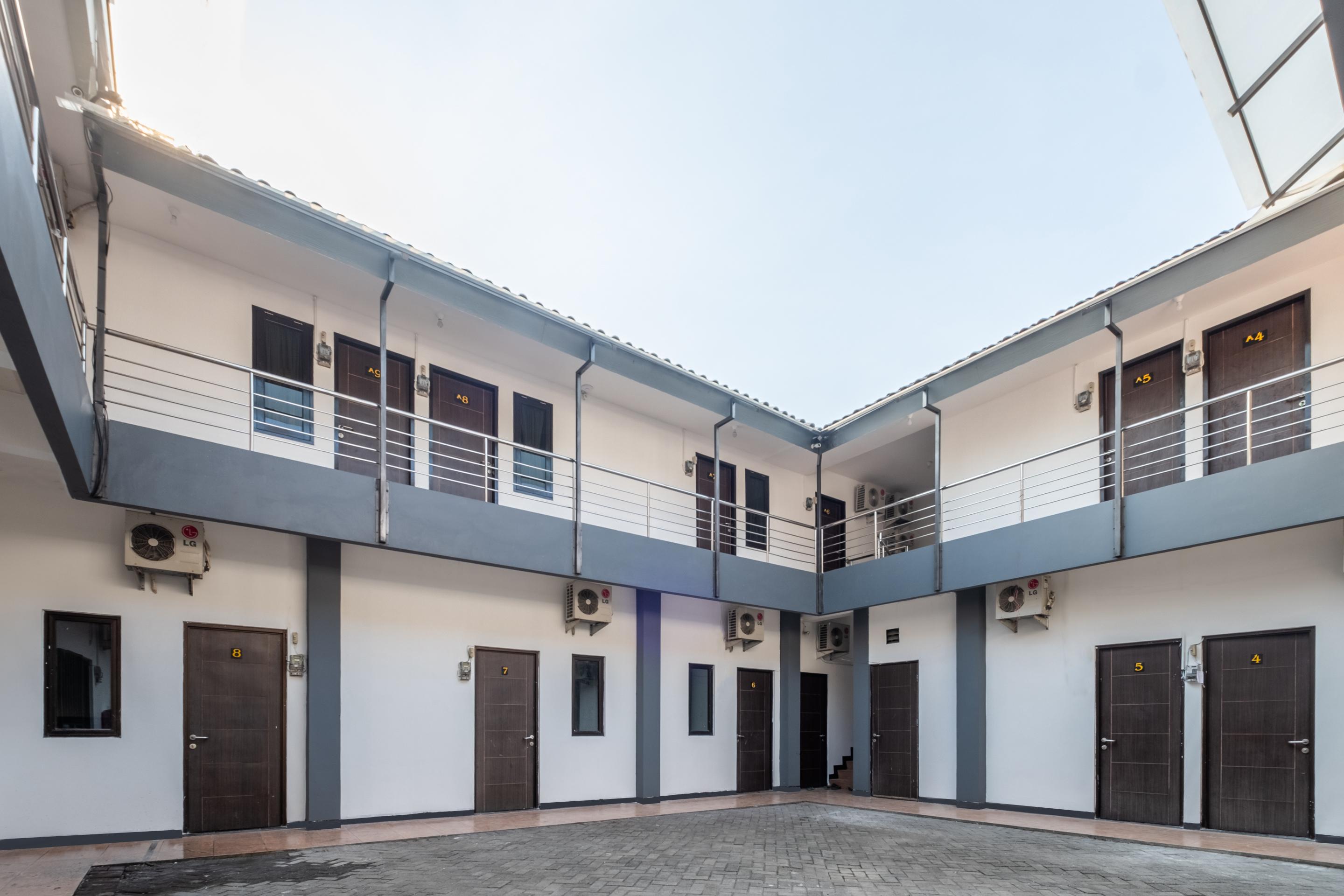 Oyo 1460 Anyelir Residence Cirebon Extérieur photo