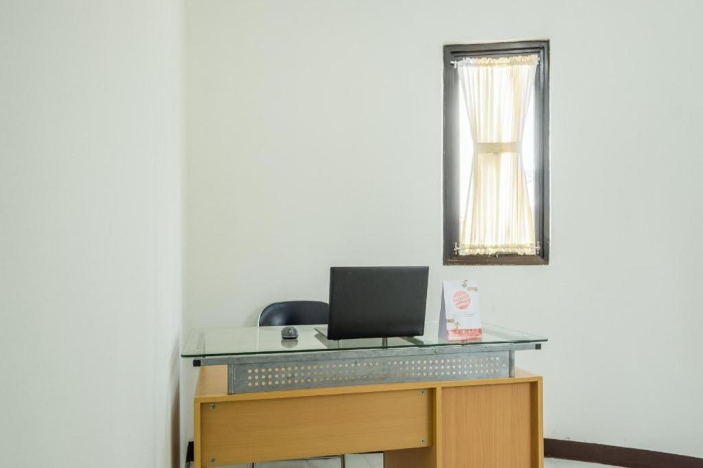 Oyo 1460 Anyelir Residence Cirebon Extérieur photo